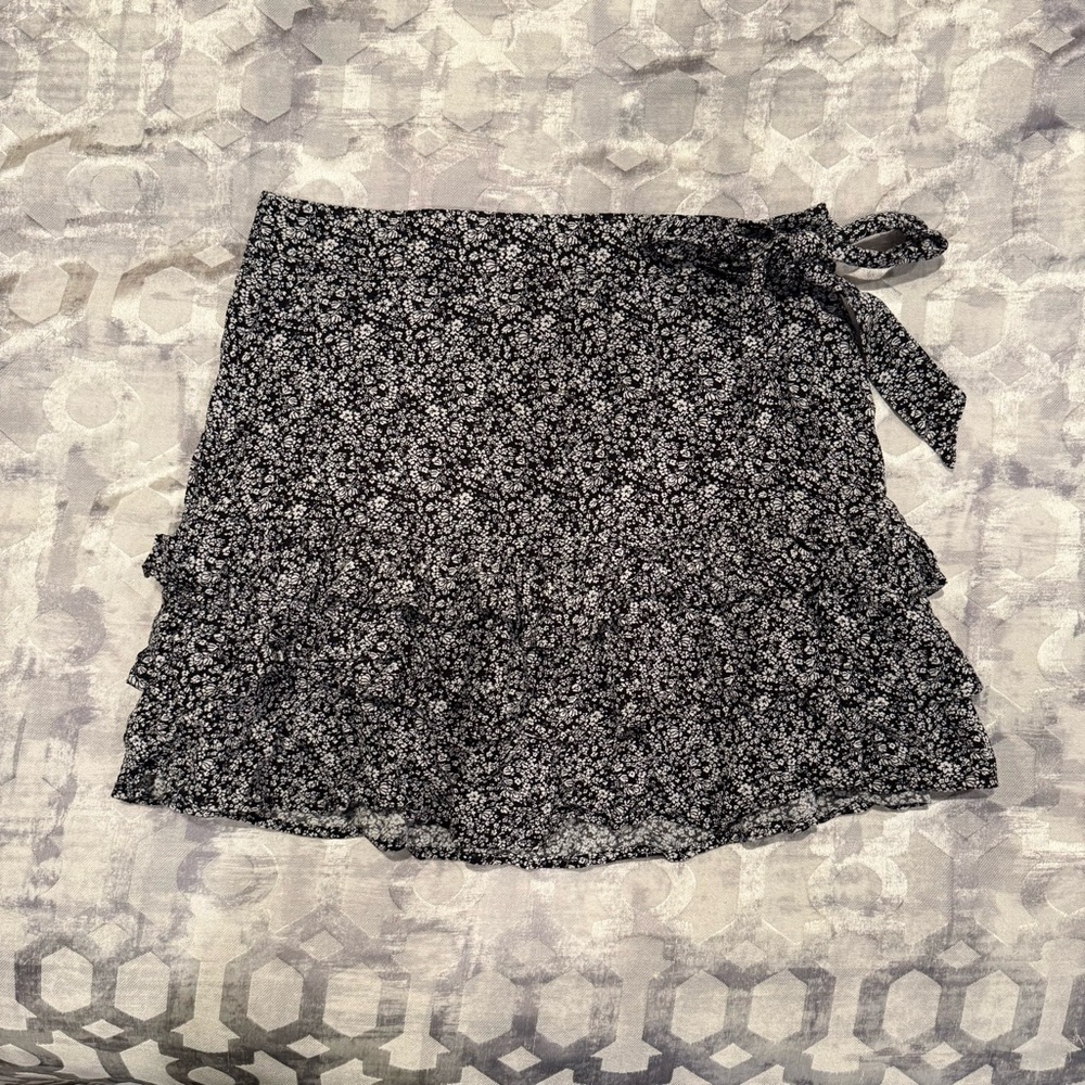 Forever 21 Floral Black & White Skirt, Medium